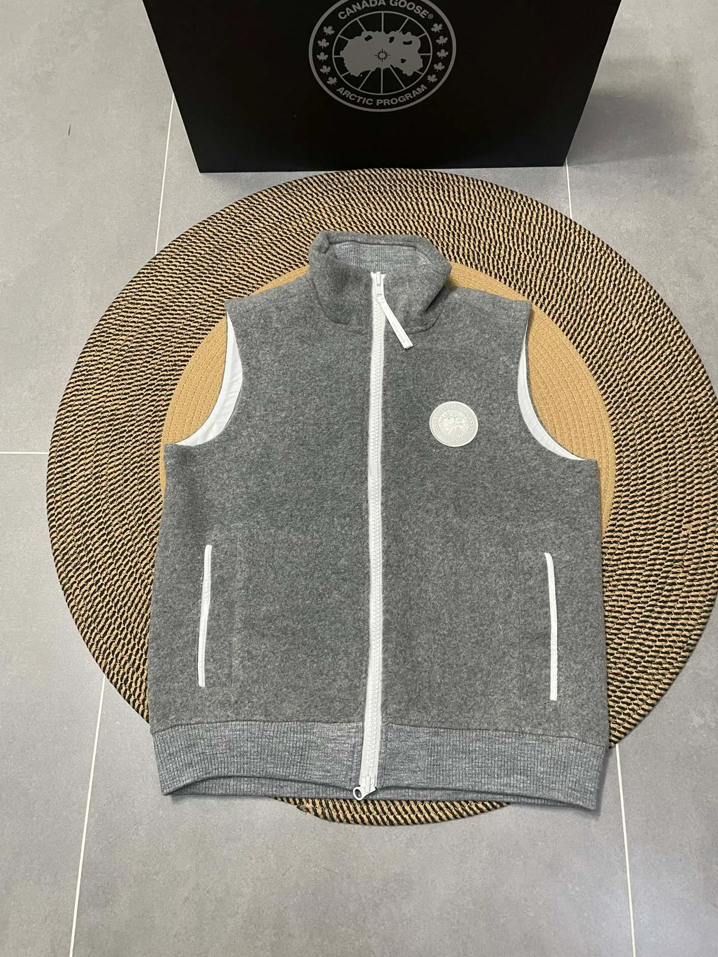 P600 Gray CANADA GOOSE/Canada Goose Autumn and Winter Couple's Fleece Vest Jacket 🔘Color: Black Gray Khaki Highest version Original fabric High version High quality) ⚠All details Fabric accessories craftsmanship (all 1:1 passed inspection) (The owner is a "detail monster" so the goods he makes also pay attention to details) 1⃣ Distinguish the wrong version of the market goods: all go single line ❌ Our genuine 1:1 special machine presses the line (high requirements for machine workers) 2⃣ Differentiates the market from drawings and making goods. Fabric color difference is too big. You get what you pay for, not fast food. 3⃣ Differentiates the market from low-end versions to receive labels, hang tags, and wash labels. All our accessories are custom-made (approved level) 4⃣ Differentiates the market from the detail-free workmanship❌ Our workmanship: neckline, shoulder line, armholes, cuffs, hem (In order to increase the cost, we must also restore the original product: yoke taping, double needle threading🔍) Size: S-XXL